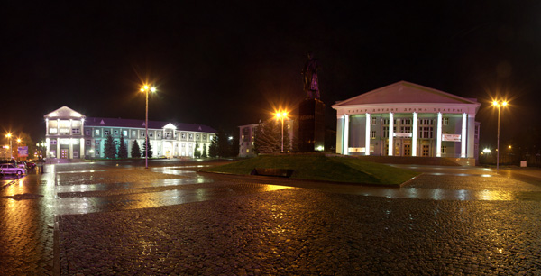 главная площадь Альметьевска. подсветка фасадов Драмтеатра и Альметьевскнефть