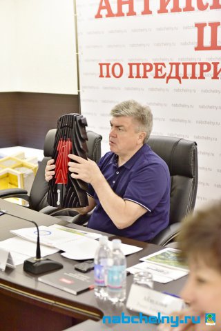 Мэр города Набережные Челны  Наиль Магдеев изучает светодиодный светильник Super Street